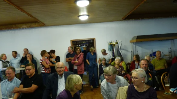 Gut besucht war die B&uuml;rgerversammlung f&uuml;r das Badehaus in der "Meinberger Schweiz". - &copy; Peter Radszuweit