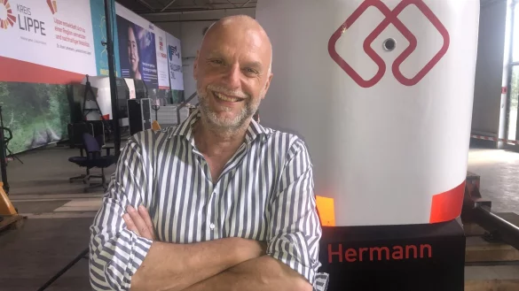 Thorsten Försterling in der Konstruktions- und Forschungshalle in Humfeld. - © Martin Hostert