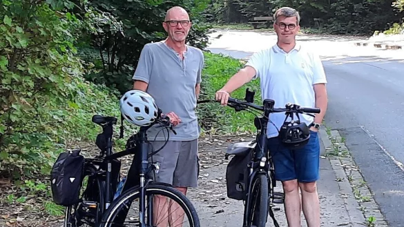Thomas Ahle (links) und Michael Biermann haben zehn Gefahrenpunkte für Radfahrer in Lage ausgemacht. Einer ist an der Ecke Friedrich-Bayer-Straße/Hiddentruper Straße. Hier endet der Radweg abrupt im Nichts in einer unübersichtlichen und gefährlichen Kurve. - © Fotorechte: CDU Lage