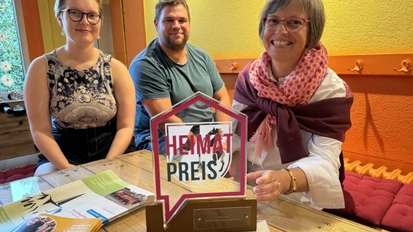 Nia Sann, Philipp Oberkrome und Diakonin Ute Schmutzler-Frohwitter (von links) freuen sich &uuml;ber die Auszeichnung. - &copy; Sandra Castrup