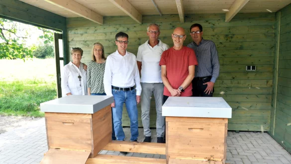 Kaum Ber&uuml;hrungs&auml;ngste vor den Bienen haben Inge Hoffmann, stellvertretende Vorsitzende des Heimatvereins (v. l.), Susanne Wei&szlig;haupt, Regionalmanagerin der 3-L-Leader-Projekte in Lippe, B&uuml;rgermeister Martin Hoffmann, Bernd Hoffmann vom Heimatverein, Imker Guido Letmathe und Michael Kriszan, Abteilungsleiter der Stabsstelle Klimaschutz und Mobilit&auml;t in der Gemeindeverwaltung. - &copy; Gunter Held