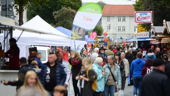 Das Barntruper Stadtfest lockt immer wieder zahlreiche Besucher und Besucherinnen auf den Marktplatz. - &copy; Archivfoto: Nicole Ellerbrake