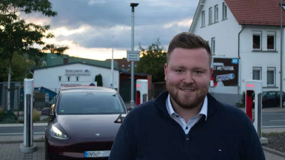 Fabio Hilker vor seinem Tesla Model Y. Er würde sich definitiv wieder für ein E-Auto entscheiden. - © Fotorechte: Fabio Hilker