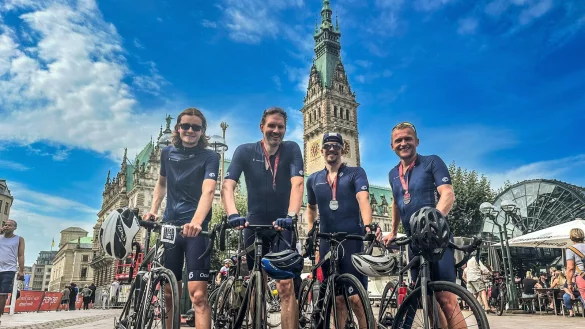 Geschafft: Constantin Schich (von links), Gunther Kracke, Joop Scheulen und Kai Ohlberg (vor dem Rathaus in Hamburg) - &copy; Ulf Mattes
