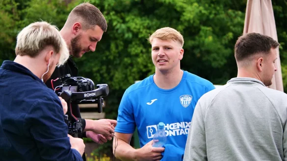 Auf ihrer Ballsam-Sommertour f&uuml;r Dyn f&uuml;hlten Jari Br&uuml;ggmann und Lennart Wilken-Johannes (rechts) TBV-Spielmacher Lukas Hutecek auf den Zahn. - &copy; J&ouml;rg Hagemann