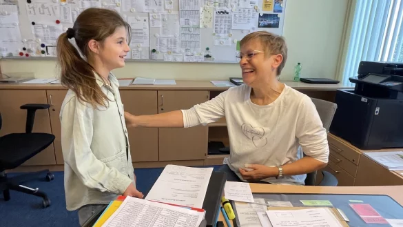 Ein Problem oder ein Wehwehchen? Schulsekret&auml;rin Dagmar Nawrotzki half Hannah (9) und ihren Mitsch&uuml;lerinnen und Mitsch&uuml;lern in vielen Situationen.Jetzt geht sie in den Ruhestand. - &copy; Silke Buhrmester