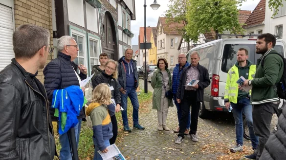 An der Kreuzung Pfuhlstra&szlig;e/Wallstra&szlig;e bem&auml;ngeln die Mitgehenden beim Fu&szlig;verkehrs-Check in Horn unter anderem die un&uuml;bersichtliche Verkehrsfl&auml;che. - &copy; Cordula Gr&ouml;ne