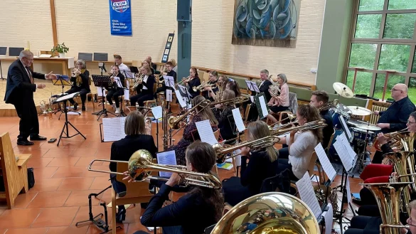 Der Posaunenchor gibt ein gelungenes Konzert. - &copy; CVJM-Posuanenchor