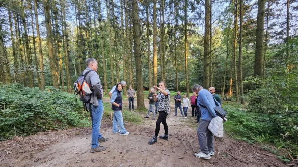 Ilka Beermann (Mitte) zeigte den Mitgliedern des Umweltausschusses die alte Strecke im Lagenser Stadtwald. Die wird wieder zur&uuml;ckgebaut. Auf der anderen Seite soll es eine Alternative f&uuml;r die Mountainbiker geben. - &copy; Astrid Sewing