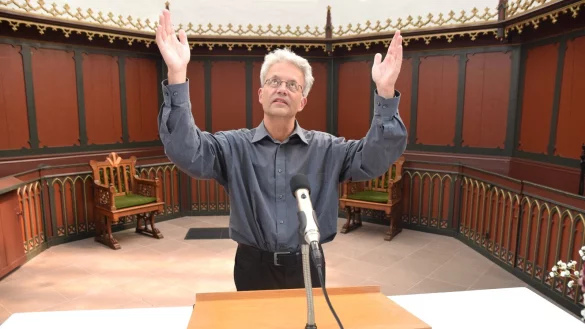 Uwe Sundermann beherrscht die Geb&auml;rdensprache. In der Alexanderkirche nutzt er sie beim Vaterunser und dem Glaubensbekenntnis. Gottesdienste f&uuml;r Geh&ouml;rlose bietet er jeweils am dritten Sonntag im Monat in Detmold an. Fotos: Karin Prignitz - &copy; Karin Prignitz