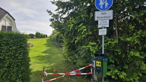Die Stadt hat das Hinweisschild aufgestellt - demnach w&auml;re der Weg frei. - &copy; Astrid Sewing