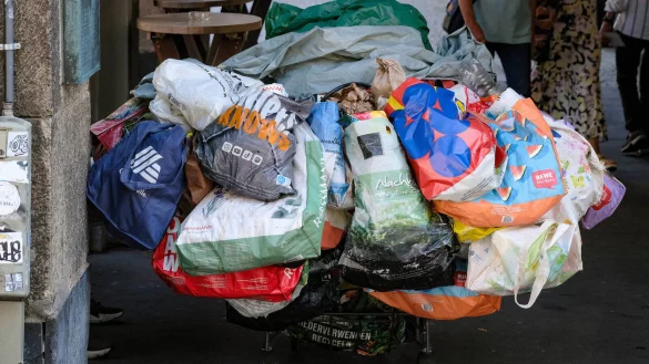 Tags&uuml;ber sind viele Wohnungslose auf den Stra&szlig;en unterwegs und sammeln Flaschen. Nachts kommen sie in warmen Unterk&uuml;nften unter. - &copy; IMAGO/Michael Gstettenbauer