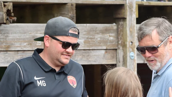 Michael Grundmann leitet die Geschicke als Obmann beim Post-TSV Detmold. Rechts: Post-Vorsitzender Thomas von Strünck. - © Sebastian Lucas