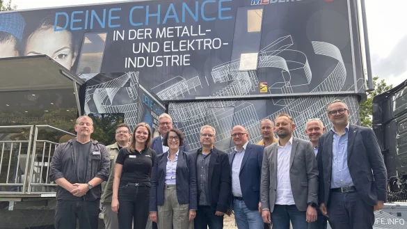 Lutz Klemkow (von links) vom "M+E-Info-Truck", Marcel Wessel, Jana Schwarze, Boris Hagemeier (alle Phoenix Contact), Corinna Kronsbein vom Arbeitgeberverand Lippe, Lehrer Anselm Kiss, Dirk Menzel von Lippe Bildung, Lehrer Stefan Meyer-Einsfelder, Schulleiter Bernd Hendig, Lehrer Michael Heitk&auml;mper und B&uuml;rgermeister Markus Baier freuen sich &uuml;ber das Projekt der Metall- und Elektroindustrie. - &copy; Tamina-Shirin Marten
