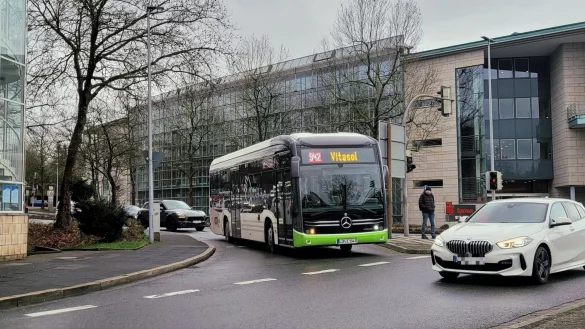 Auf der Stadtbus-Linie 942 gibt es seit der Fahrplanumstellung im Sommer Probleme. Jetzt soll nachjustiert werden. - © Katrin Kantelberg