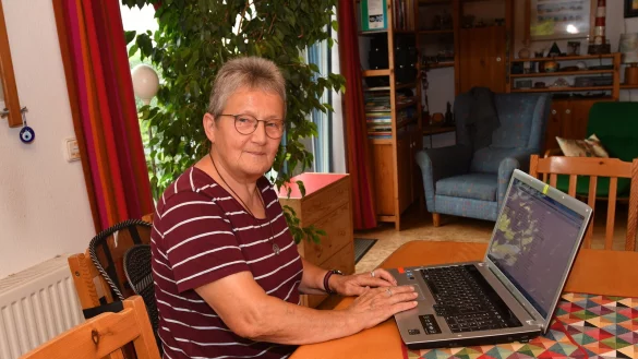 Am Rechner stellt Barbara Hollwegs die Playlists f&uuml;r die Disco &Uuml; 60 zusammen. - &copy; Gunter Held