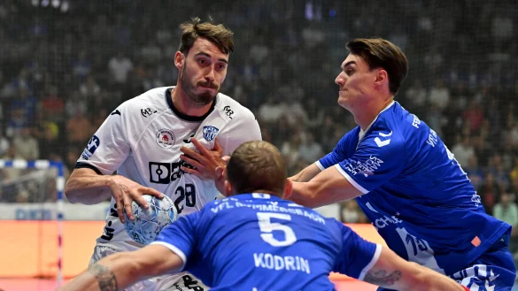 Hendrik Wagner st&uuml;rmt gegen die Gummersbacher Tilen Kodrin und Miro Schluroff an. - &copy; Mathias M. Lehmann