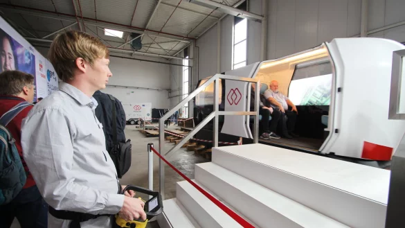 Fabian Kottmeier steuert Monocab "Hermann" mit Passagieren bei der Probefahrt in der Humfelder Halle. - &copy; Jens Rademacher