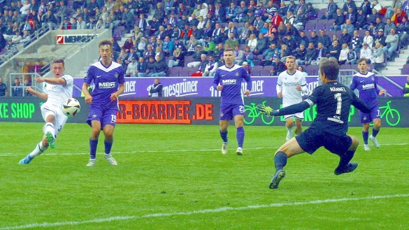 Marius W&ouml;rl (l.), Torsch&uuml;tze zum 3:1 f&uuml;r Arminia Bielefeld, war einer der Gamechanger im Spiel gegen Aue. - &copy; IMAGO/Kruczynski