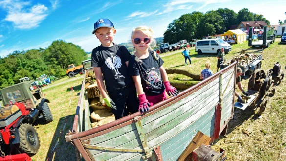 Hannah und Nico auf dem Trecker- und Oldtimertreffen auf dem Windberg. - &copy; Nicole Ellerbrake