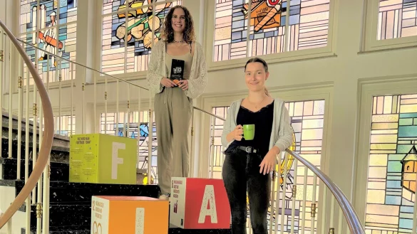 Laden zur Fairen Woche: Die Auszubildenden Lea Boter (links) und Lina Willeke. - &copy; Stadt L&uuml;gde