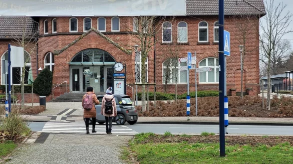 Am Bahnhof in Lage wird der Verkehr bereits mit Tempo 30 ausgebremst, jetzt soll das auf die gesamte Stra&szlig;e ausgedehnt werden. Die Verwaltung hat den Auftrag, Absprachen mit der Polizei zu treffen. - &copy; Astrid Sewing