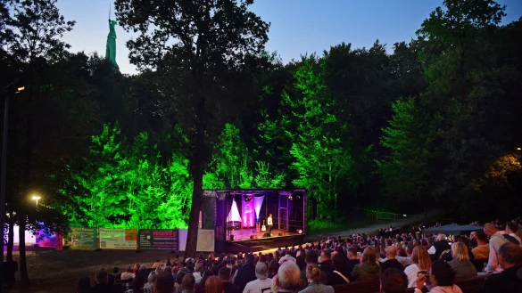 Die Waldb&uuml;hne bietet auch f&uuml;r das Nightwash-Programm eine wunderbare Kulisse. - &copy; Nicole Ellerbrake