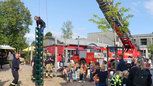 Kistenklettern ist beim ersten Kreis-Kinderfeuerwehrtag einer der angesagtesten Aufgaben. - &copy; Rudi Rudolph