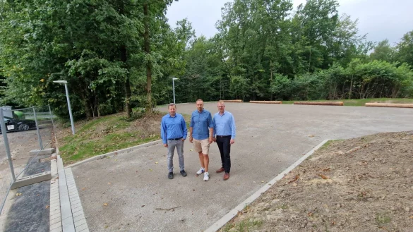 Oliver Brundiers (von links), Mike Wittsieker und Friso Veldink stehen auf dem neuen Parkplatzteil am Bergstadion in Schwelentrup. Er soll voraussichtlich am Dienstag freigegeben werden. - &copy; Nadine Uphoff