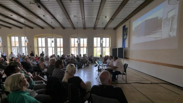 Etwa 60 Horn-Bad Meinberger informierten sich im Ratssaal &uuml;ber die von der Stadtverwaltung f&uuml;r die Tillestra&szlig;e vorgeschlagenen Wohncontainer f&uuml;r Fl&uuml;chtlinge. - &copy; Jost Wolf