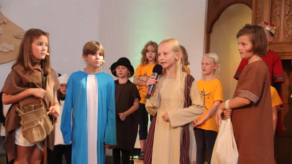 In ihren Solorollen bew&auml;hren sich (von links) Zuzanna Szymura (in der Rolle des David), Marie Pauline Becker (Freundin Sarah), Emma Sdahl (Mutter) und Liam Klassen (Vater). Foto: Knut Dinter - &copy; Knut Dinter