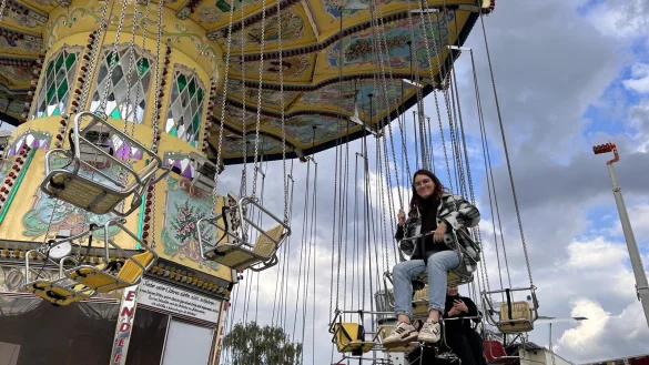Auf dem Kettenkarussell ging es f&uuml;r LZ-Volont&auml;rin Chiara Wibbeke hoch hinaus - sogar ein paar Meter mehr als erwartet. - &copy; Tamina-Shirin Marten