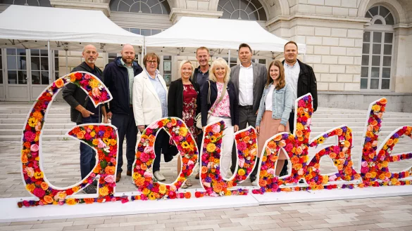 B&uuml;rgermeister Frank Hilker hat gemeinsam mit einer Delegation aus der Verwaltung die franz&ouml;sische Partnerstadt Saint-Omer besucht. Das Foto zeigt (von links) Peter L&ouml;wen, Andreas Hoffmann, die stellvertretende B&uuml;rgermeisterin Christ-Dore-Richter, Gabriele Knittel, Jens Berghahn, Martina Gurcke, Frank Hilker, Salome Hildebrandt und Michael Peuker. - &copy; Torben Gocke
