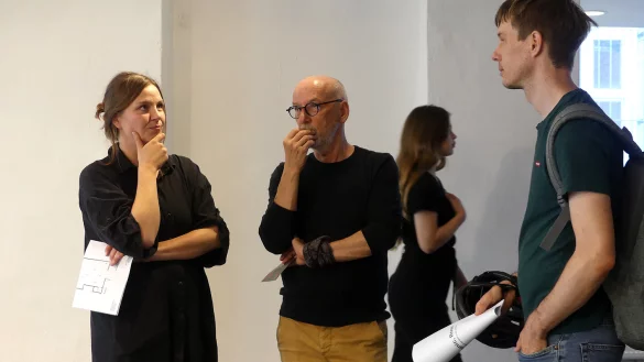 Initiatorin und Kuratorin Lisa Oord (links) konnte diverse Gäste begrüßen, die sich für die neuen Ausstellungsräume interessieren. - © Rudi Rudolph