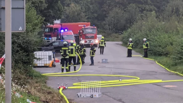Die Werkfeuerwehr des Unternehmens Siegfried pumpt die Flüssigkeit ab. - © Janina Schrader