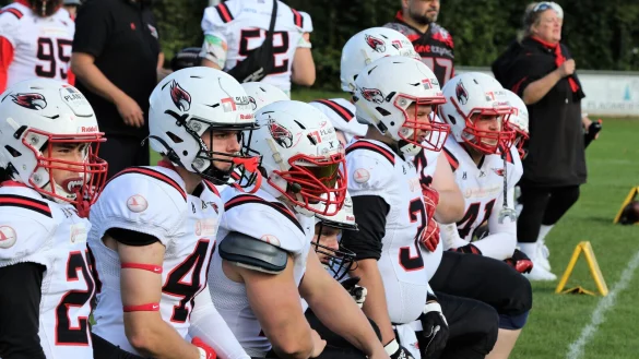 Die White-Hawks-Spieler blicken gespannt aufs Spielfeld. - © Oliver König