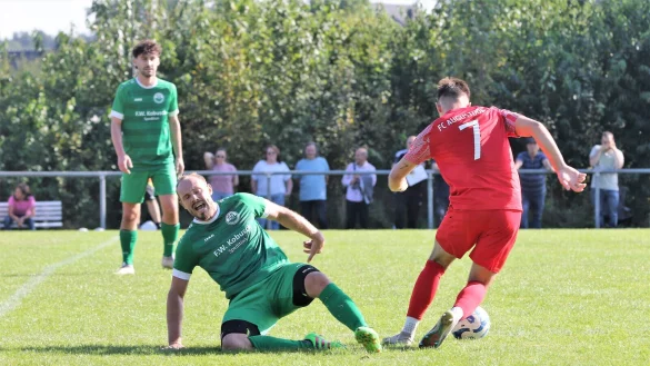 In diesem Duell kann sich Augustdorfs Joel Weber mal gegen den Kachtenhauser Jürgen Rau behaupten. - © Oliver König
