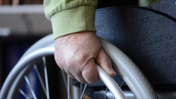 Seit einem tragischen Unfall vor 21 Jahren ist der Bielefelder Axel G&uuml;se (53) auf den Rollstuhl und fremde Hilfe angewiesen. - &copy; Symbolbild: Jens Kalaene