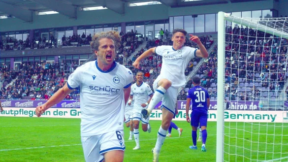 Torsch&uuml;tze Mael Corboz (vorne) und Maximilian Gro&szlig;er lassen ihrer Freude nach dem Treffer zum 2:1 freien Lauf. - &copy; IMAGO/Kruczynski