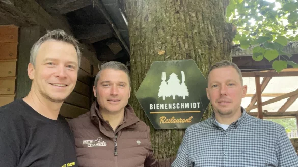 Sven Koch (von links), Philipp Behn und Marius Ahle haben die Gaststätte Bienenschmidt in Hörste übernommen. Bis Ende des Jahres läuft der Betrieb, dann beginnt die Sanierung. Im Sommer 2025 soll wieder eröffnet werden und der Kult im neuen Glanz wieder aufleben. - © Fotorechte: Sven Koch