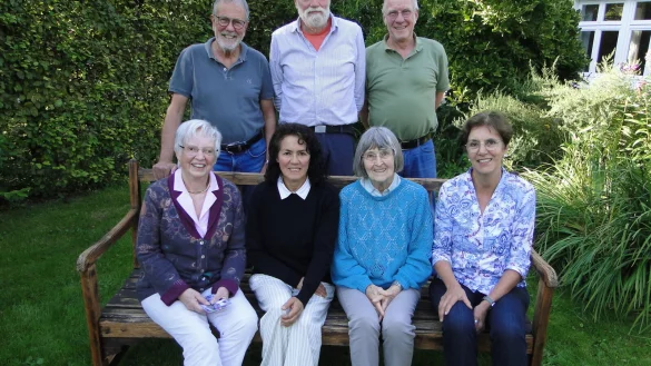 R&uuml;ckendeckung f&uuml;r die Peru-Aktion auf dem Hof Meyercordt an der Vo&szlig;heider Stra&szlig;e: Karin Rhiemeier (vordere Reihe von links), Magdalena Kroll, Krista Schlegel und Margarita Stuckenbrok sowie Wolfgang J&uuml;ngst (hintere Reihe von links), Hans-Eugen Weber und Armin Meyercordt.
- - &copy; Hajo G&auml;rtner
