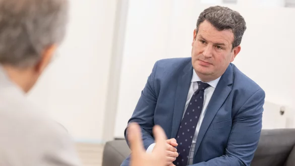 Minister Hubertus Heil im Interview vor Beginn des B&uuml;rgerdialogs Hin. Geh&ouml;rt in der Bielefelder Stadthalle. - &copy; Oliver Krato