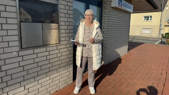 Regina Budde &auml;rgert sich &uuml;ber die Volksbank. In der SB-Filiale in Werl-Aspe k&ouml;nnen keine &Uuml;berweisungen mehr in dem Briefkasten eingeworfen werden. - &copy; Sven Kienscherf