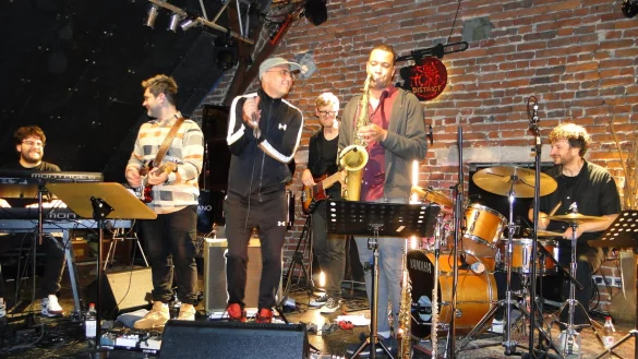 Höhepunkt des Abends: die Band um Thomas Stieger mit den Musikern (von links) Simon Oslender (Keys), Igor Osypov (Gitarre), Markus "Cosmo" Klein (Vocals), Thomas Stieger (Bass), Marc Doffey (Saxophon) und Peter Gall (Drums). - © Hajo Gärtner