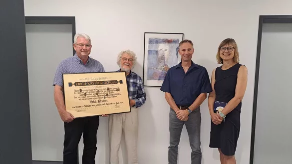 B&uuml;rgermeister Thomas Katzer (links) freut sich mit Klaus Mai, dem ehemaligen Rektor der Erich-K&auml;stner-Schule, Fachbereichsleiter Olaf Kusch und der stellvertretenden Volkshochschul-Direktorin Cornelia Koch &uuml;ber die k&uuml;nstlerische Dokumentation von Vergangenheit und aktueller Bildungsarbeit. - &copy; Gemeinde Augustdorf