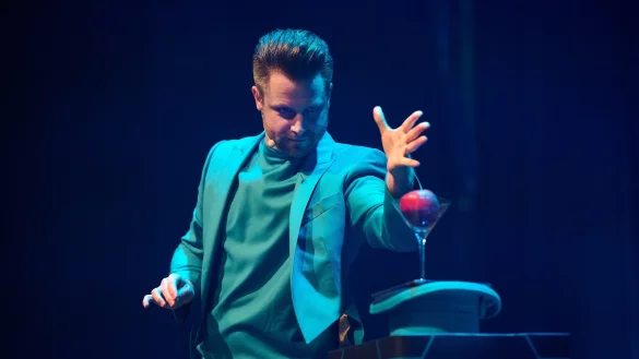 Magier Cody Stone hat seine Programm seit dem letzten Besuch in Blomberg verändert. - © Maike Helbig