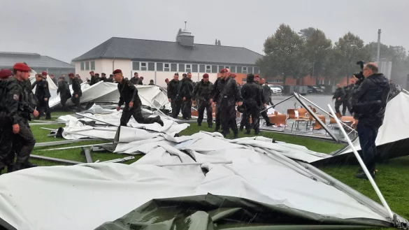 Ein kurzes, aber heftiges Gewitter über Höxter trifft auch den feierlichen Appell in der General-Weber-Kaserne. - © David Schellenberg