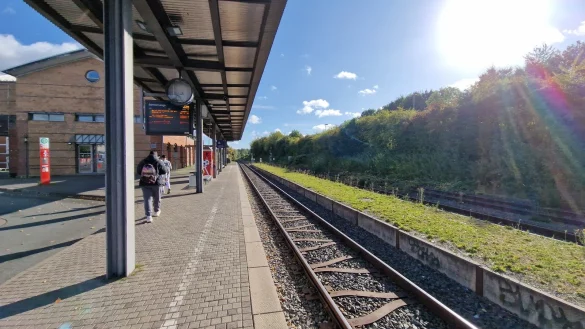 Der Lemgoer Bahnhof bekommt einen Mittelbahnsteig. Au&szlig;erdem werden die Bahnsteige erh&ouml;ht. Daher muss es auch am Bahnhofsgeb&auml;ude Ver&auml;nderungen geben. - &copy; Nadine Uphoff