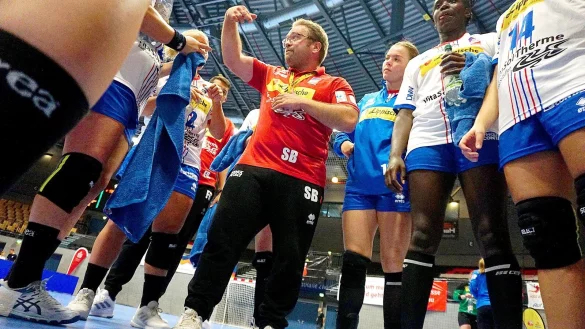 Trainer Steffen Birkner (Blomberg) inmitten seines Teams w&auml;hrend einer Auszeit
Handball Frauen 1.Bundesliga 2024/25 BSV Sachsen Zwickau - HSG Blomberg-Lippe 27:21 am 8.9.2024, neue Spielst&auml;tte: Stadthalle Zwickau - &copy; Frank Kruczynski, Steubenstr. 3A, 08058 Zwickau, Telefon: 0375/56583, Kto.: Commerzbank Zwickau, IBAN: DE40 8704 0000 0702 5919