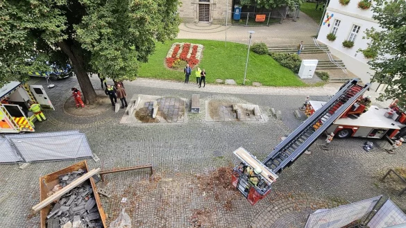 Per Drehleiter wird die verungl&uuml;ckte Person aus der zweiten Etage geborgen. - &copy; Feuerwehr Steinheim